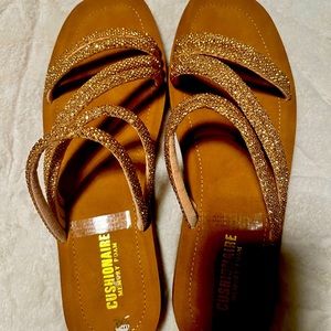 Cushionaire memory foam sandal slipper worn once